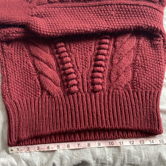 Cropped Cable Knit Sweater - Picture 4 of 9